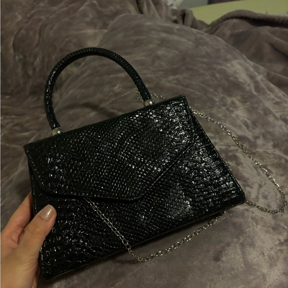 Black envelope purse by Fashion Nova